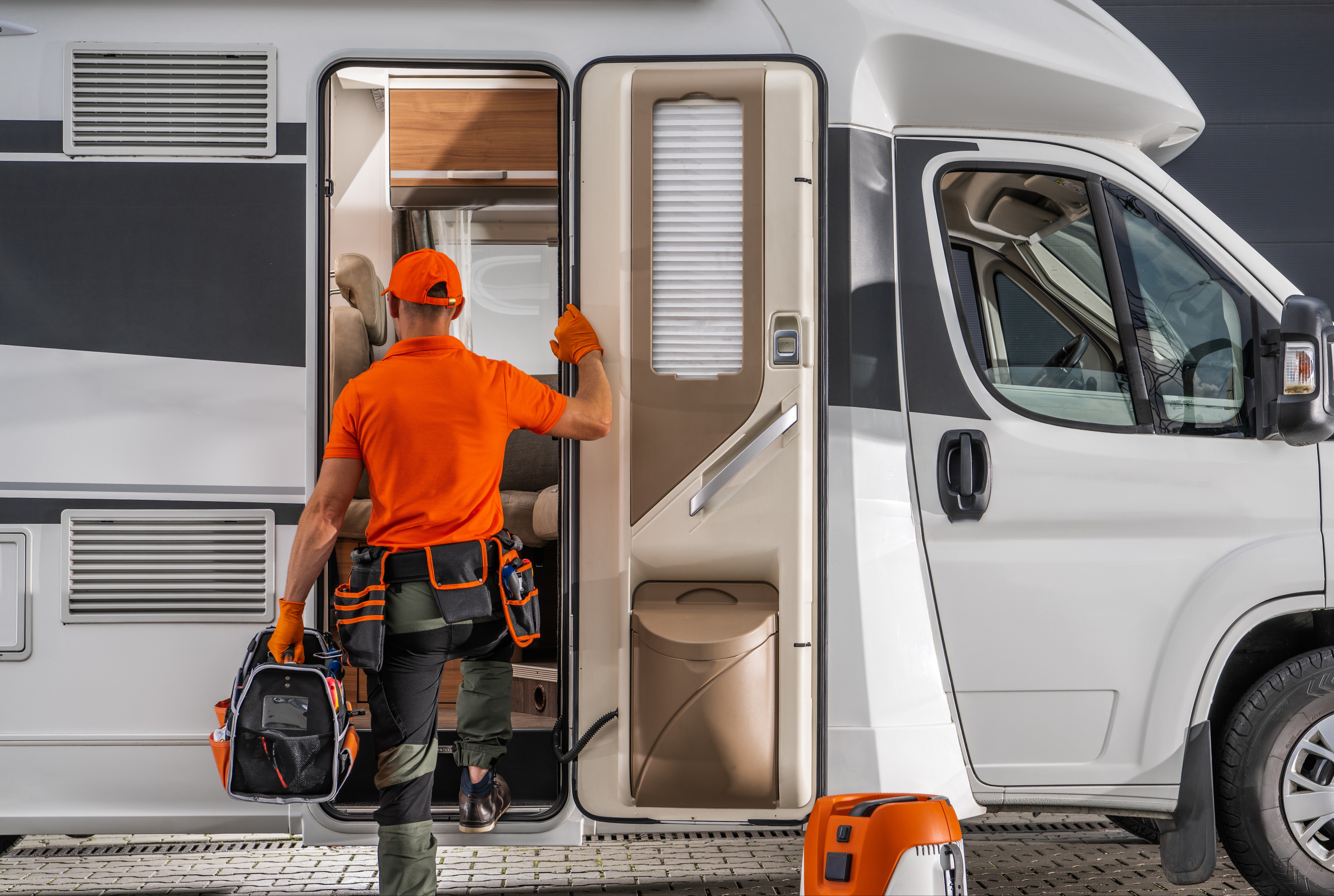 Kfz-Mechaniker führt einen Check-Up an einem Wohnmobil durch