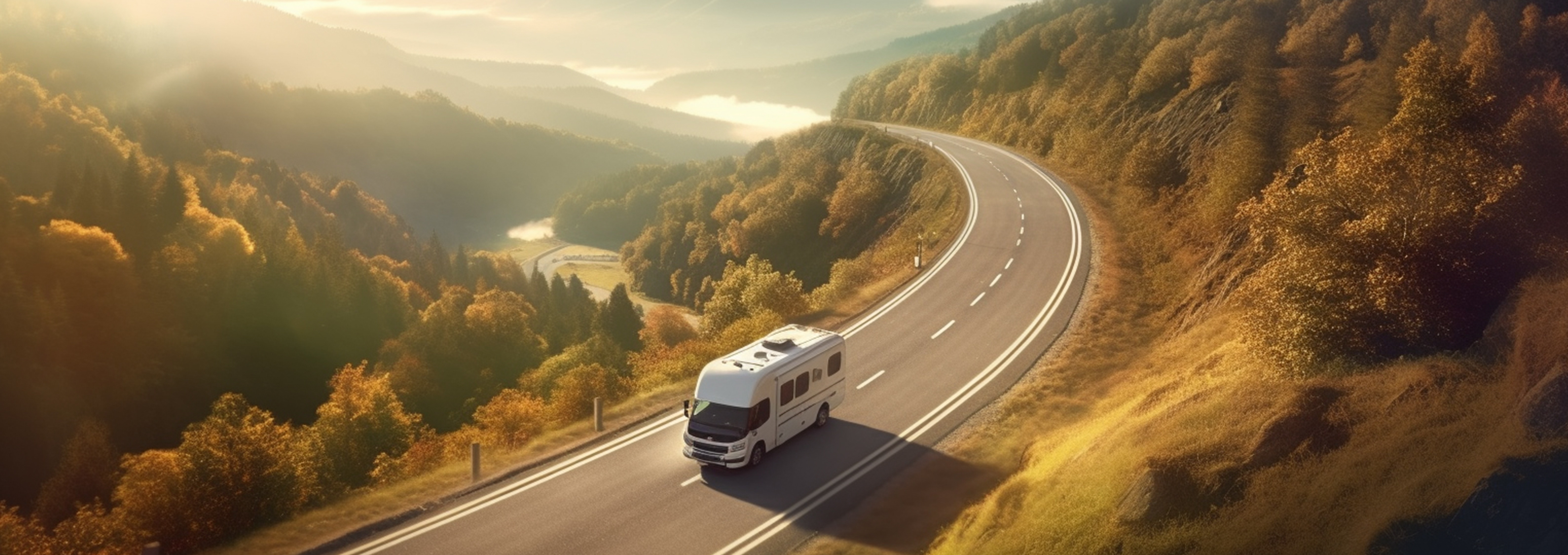 Luxuriöses Wohnmobil fährt Panoramastraße entlang