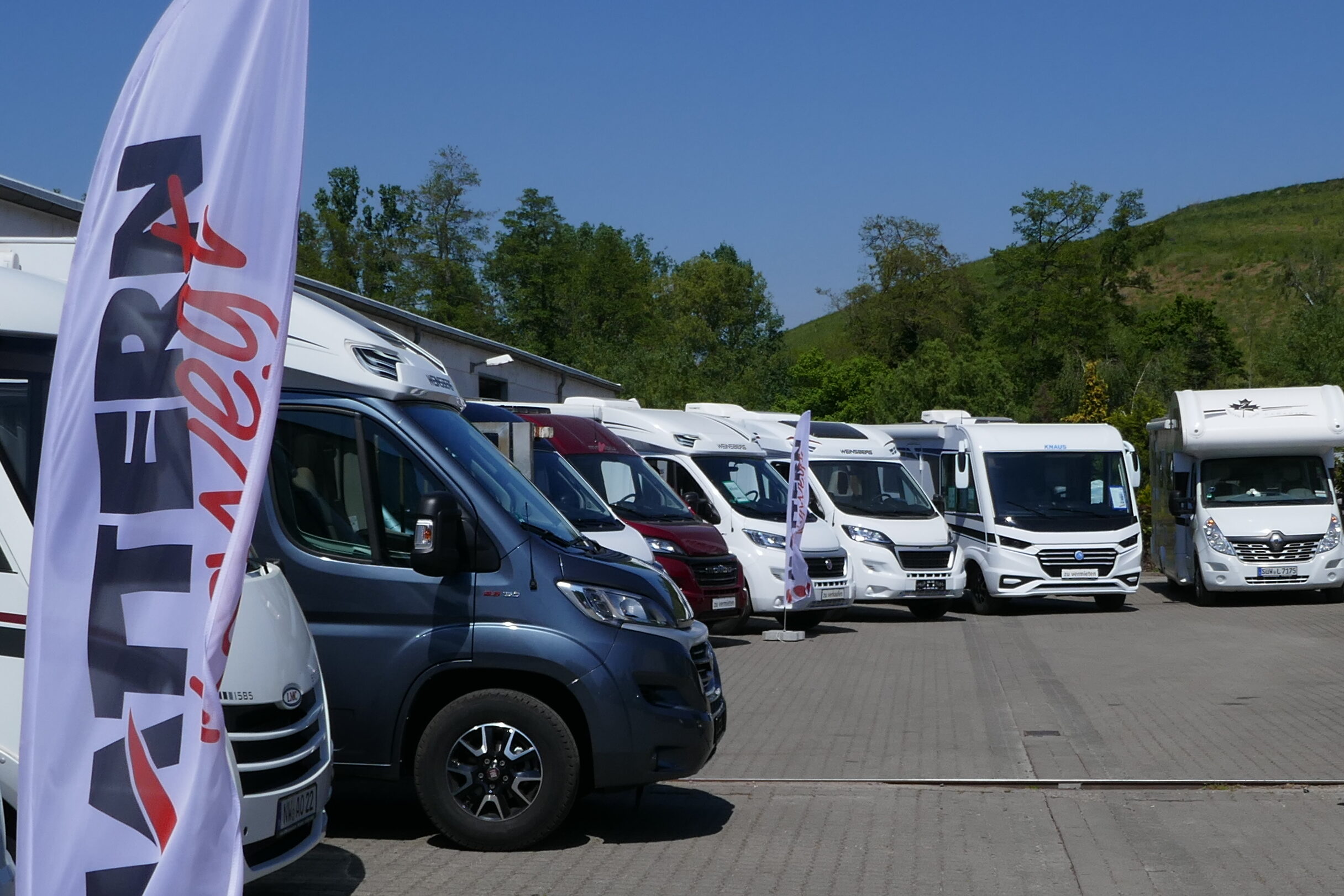 Ausgestellte Wohnmobile auf dem Platz der Mattern GmbH