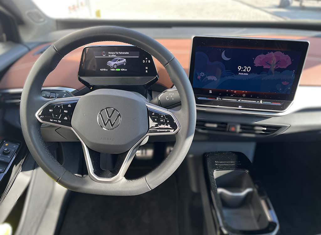 Modern Volkswagen Lenkrad mit zwei farbigen Displays und digitalen Armaturen