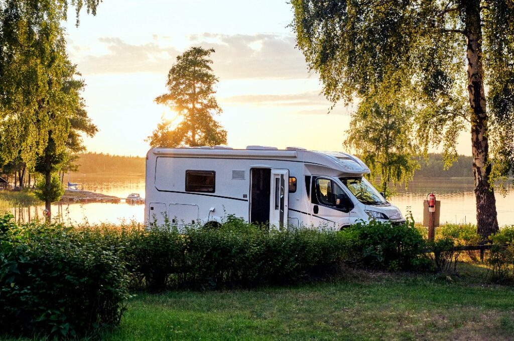 Wohnwagen Sonnenuntergang am See in Schweden Urlaub
