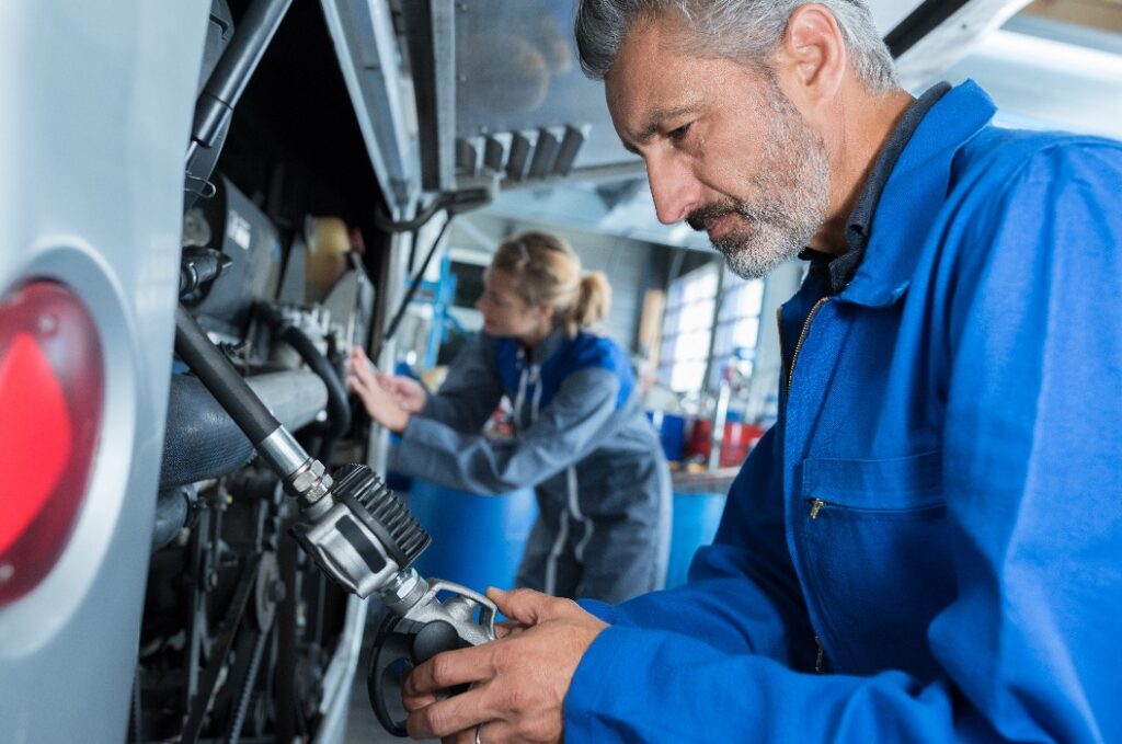 Wohnmobilmechaniker bei der Arbeit
